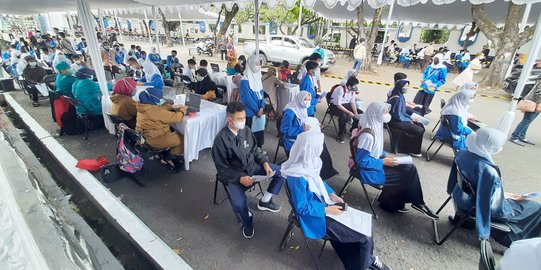 Berharap Segera Belajar Tatap Muka, Ratusan Siswa di Garut Antusias Disuntik Vaksin