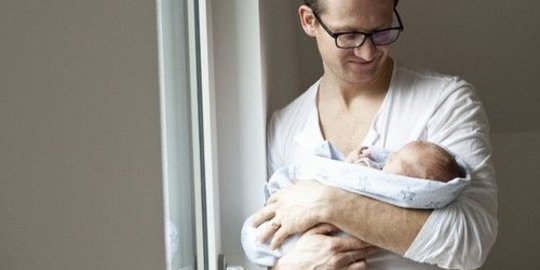 Cara Menggendong Bayi yang Baik dan Benar, Para Orang Tua Wajib Tahu