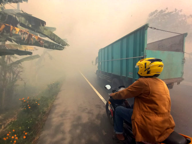 karhutla di ogan ilir mendekat ke permukiman 4 heli dikerahkan untuk pemadaman