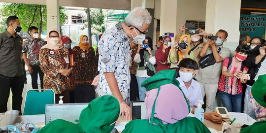 Ikut Vaksinasi, 500 Siswa Miskin di Solo Diberi Handphone