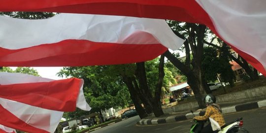 Minim Dibeli, Polisi di Aceh Borong Bendera Merah Putih Lalu Dibagikan Ke Masyarakat