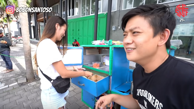 kisah cewek jepang jual kue putu di bali