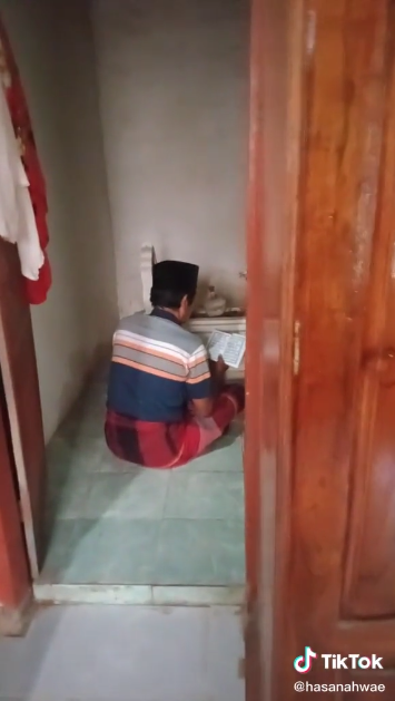 viral makam di dalam rumah