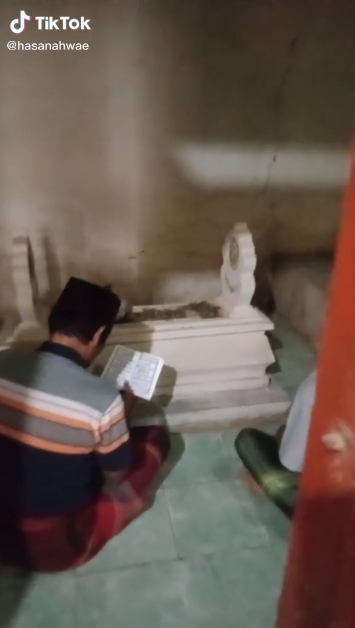 viral makam di dalam rumah