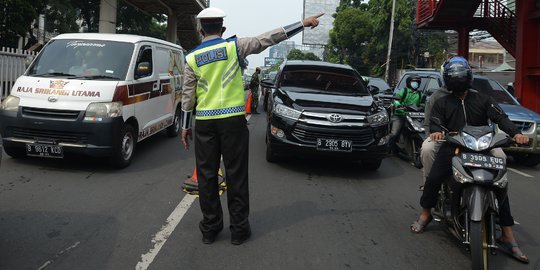 Ada Pemeriksaan STRP di Pos PPKM Mampang Prapatan, Kendaraan Menuju Kuningan Padat