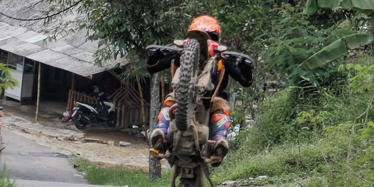 Potret Billy Syahputra Tunggangi Motor Trail, Pamer Aksi 'Wheelie'