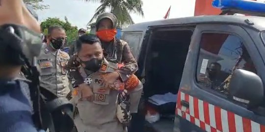 Saat Kapolsek Tarumajaya Gendong Nenek 78 Tahun yang Ingin Vaksinasi Covid