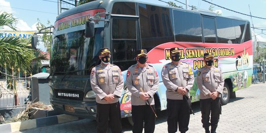 Polda NTT 'Sulap' Bus Jadi Tempat Vaksinasi Covid-19