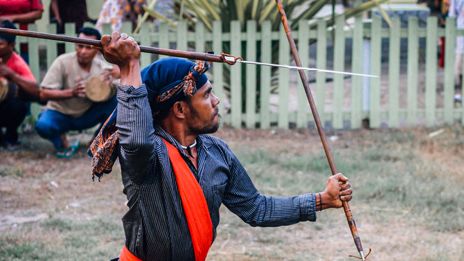 tari perang cakalele maluku