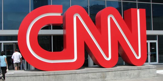 CNN Pecat Tiga Pegawai karena Pergi ke Kantor Tapi Belum Divaksin