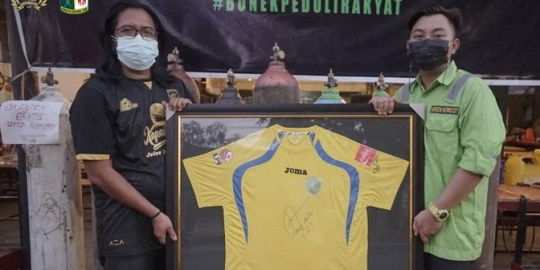 Kenangan Dualisme Persebaya Menghiasi Jersey Seharga Rp130 Juta Milik Mat Halil