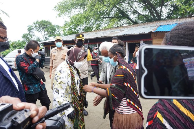 mensos sapa warga papua