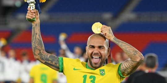 Raih Medali Emas Olimpiade Tokyo 2020, Koleksi Trofi Dani Alves Melebihi Chelsea dan Manchester City