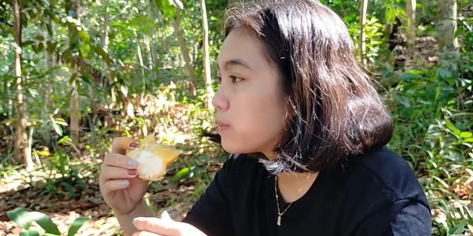 Cantik Dan Mempesona Gadis Dayak Berburu Buah Durian Di Hutan Halaman 3