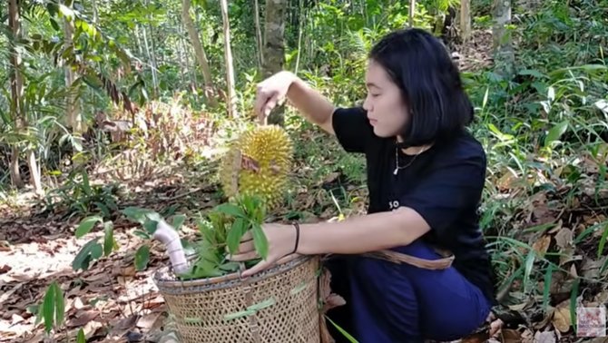 Cantik Dan Mempesona Gadis Dayak Berburu Buah Durian Di Hutan Halaman 3 2232