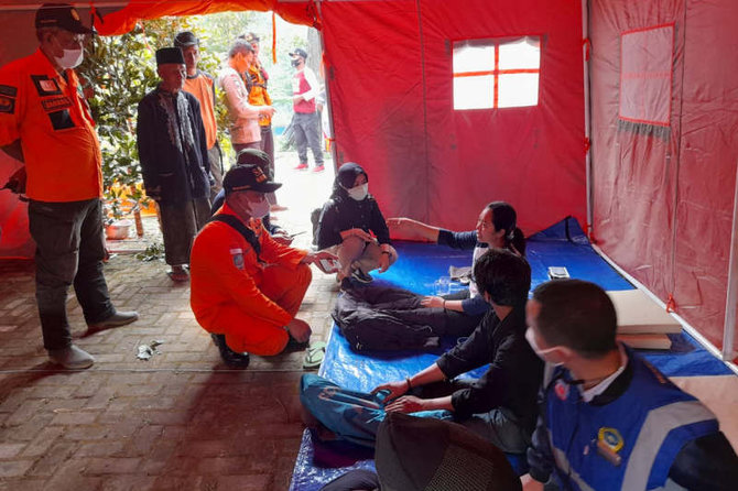 3 pelaku ritual yang tersesat di gunung ungaran ditemukan dalam keadaan lemas