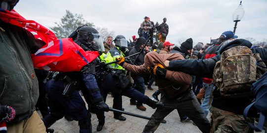 Pasangan Polisi yang Berjaga Saat Pendukung Trump Serbu Gedung Capitol Dipecat