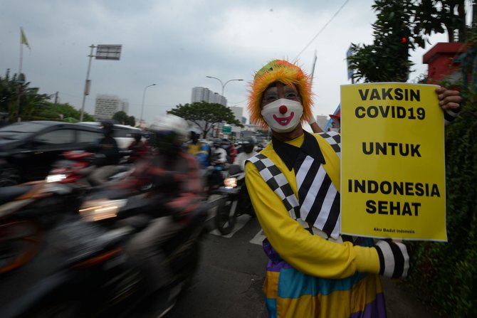 aksi badut ajak warga vaksin dan pakai masker di margonda