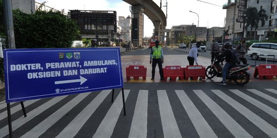 Jelang Hari Terakhir PPKM Level 4 di Jakarta, Petugas Masih Lakukan Penyekatan