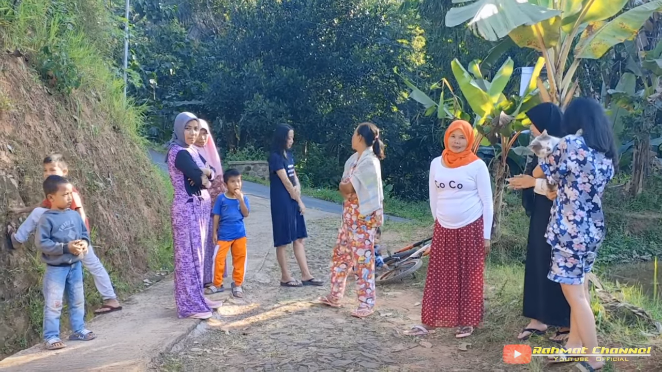 Suasana Kampung Yang Damai Dengan Senyuman Gadis Desa Yang Cantik Dan