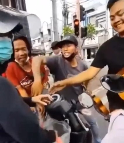niat bagikan bantuan untuk lansia wanita ini diserbu pengamen begini reaksinya
