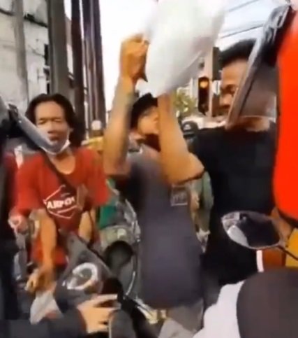niat bagikan bantuan untuk lansia wanita ini diserbu pengamen begini reaksinya