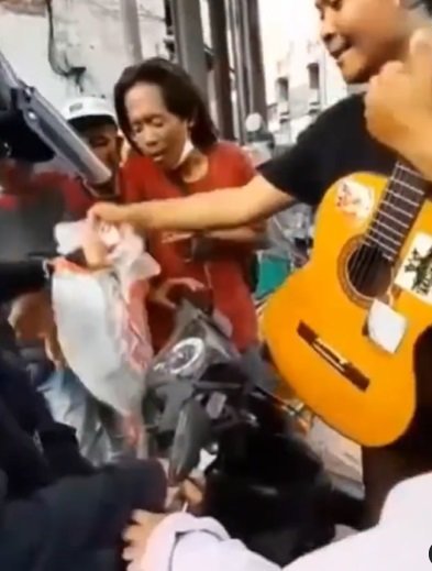 niat bagikan bantuan untuk lansia wanita ini diserbu pengamen begini reaksinya