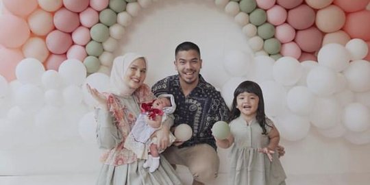 Dikaruniai Anak Kedua, Intip 4 Potret Keluarga Selebgram Dwi Handa & M. Putra Setia