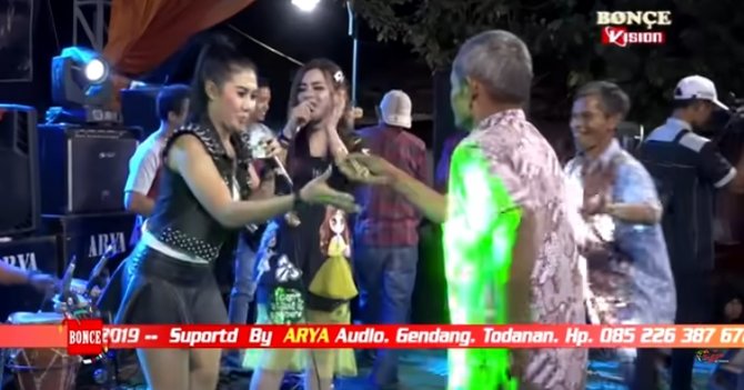 momen pria paruh baya joget bareng penyanyi dangdut