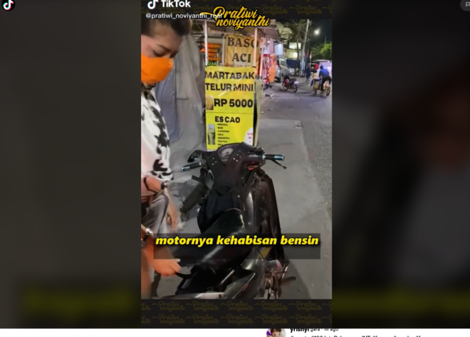 bapak ini pilih dorong motor habis bensin demi bisa makan