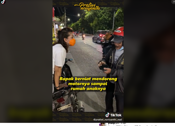 bapak ini pilih dorong motor habis bensin demi bisa makan