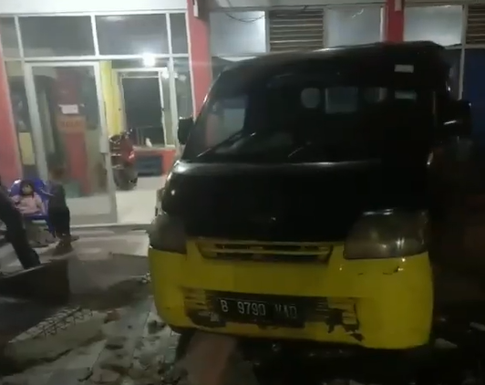 pick up mundur hantam pagar dan gencet wanita di ciledug