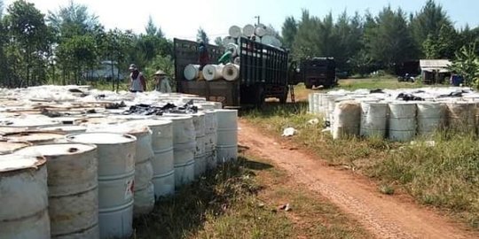 Ratusan Drum di Batang Keluarkan Bau Menyengat, Ganggu Pernapasan hingga Warga Mual