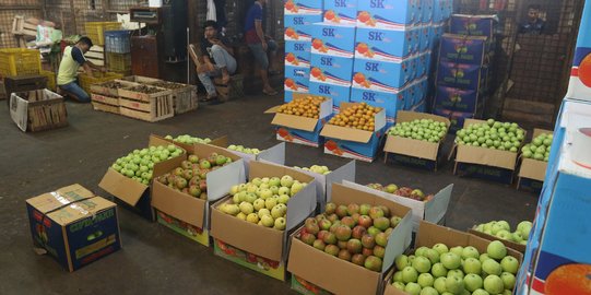 Cerita Pedagang Buah Bertahan di Tengah Pandemi Berkat Dana PEN