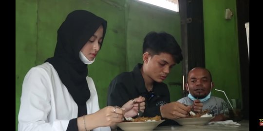 Cantiknya Calon Menantu Ucok Baba, Tak Sungkan Diajak Makan di Warteg