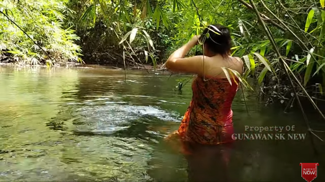 Cantik Dan Memesona Gadis Dayak Ini Mandi Di Sungai Sambil Cari Siput 7145
