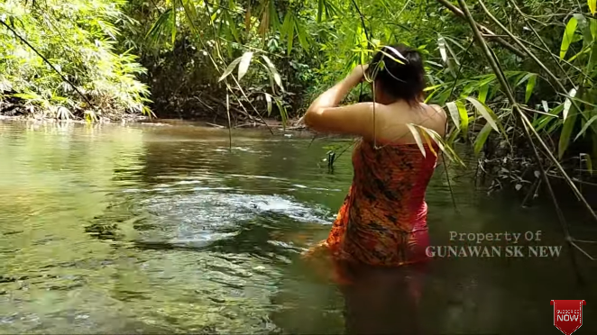 Cantik Dan Memesona Gadis Dayak Ini Mandi Di Sungai Sambil Cari Siput