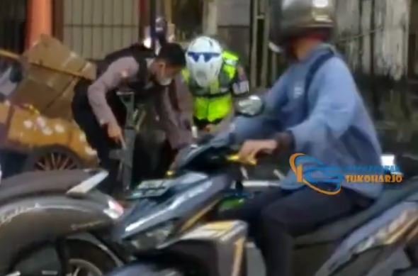 aksi polisi menangkap pelanggar lalu lintas