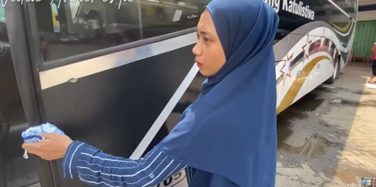 Putri Bos PO. Bintang Katulistiwa Beli Air Mineral ke Indomaret Pakai Bus