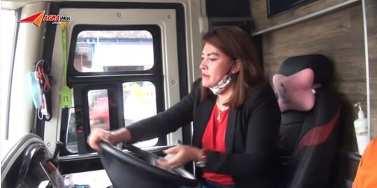 Aksi Liena Driver Bus Cantik yang Lihai Nyetir Bikin Kagum