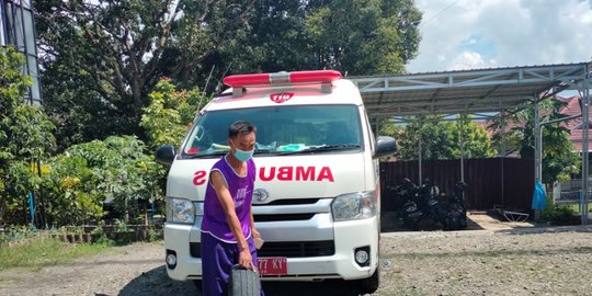 Gara-Gara Botol Air Mineral Jatuh, Ambulans Bawa Jenazah Covid-19 Masuk Parit