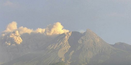 Sejumlah Wilayah di Magelang dan Temanggung Diselimuti Hujan Abu dari Gunung Merapi