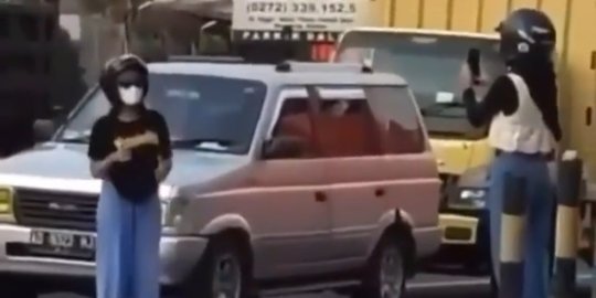 Viral Video Dua Remaja Joget TikTok Hampir Ketabrak Motor di Klaten