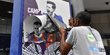 Momen Pencopotan Poster Lionel Messi di Camp Nou