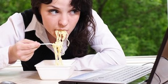 5 Hal yang Bisa Jadi Pertanda Kamu Memiliki Eating Disorder