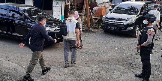 Penyidik KPK Bawa 2 Koper Berwarna Hitam Usai Geledah Kantor PT SW Purbalingga