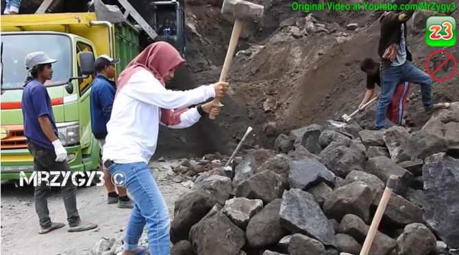 selain jago pecahkan batu pakai martil besar wanita cantik ini mahir nyetir kobelco