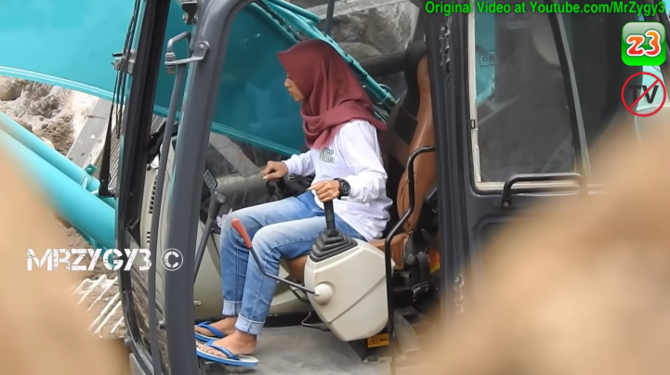 selain jago pecahkan batu pakai martil besar wanita cantik ini mahir nyetir kobelco