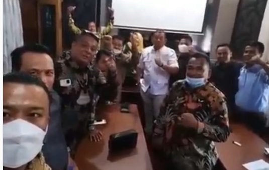 viral video anggota dprd ancam mogok kerja