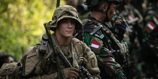 Kelakuan Emak-Emak Nonton Latihan Perang TNI-AS, Goda Tentara Bule Dipanggil Mas Tole